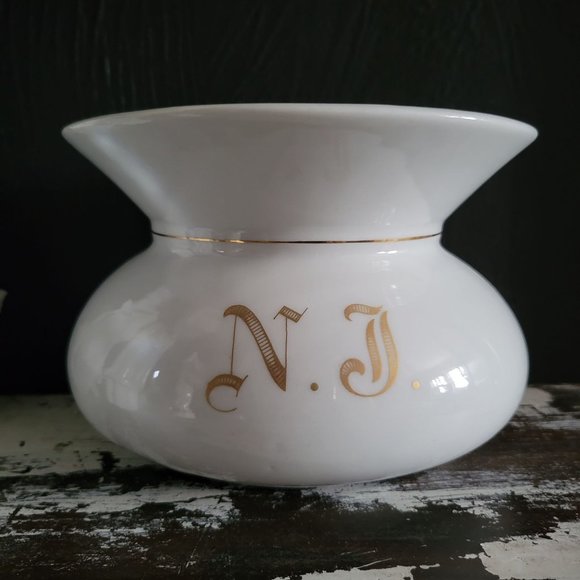 Antique White and Gold Porcelain Spittoon Monogrammed "N.J.", Antique Tobacciana - Picture 2 of 8